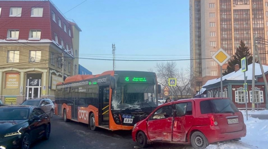 Появились кадры ДТП с автобусом в Омске Появились кадры ДТП с автобусом в Омске