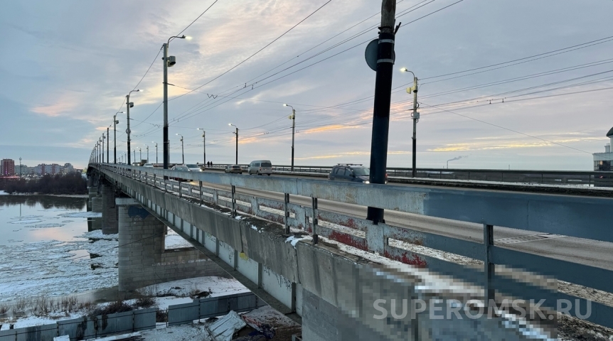 На мосту у Телецентра в Омске ставят опоры освещения На мосту у Телецентра в Омске ставят опоры освещения