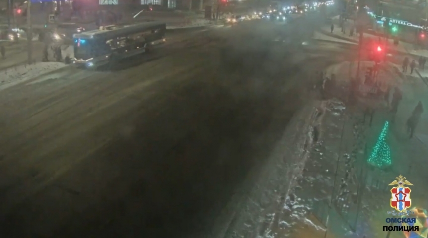 Появилось видео наезда троллейбуса на ребенка в Омске: мальчик в реанимации Появилось видео наезда троллейбуса на ребенка в Омске: мальчик в реанимации