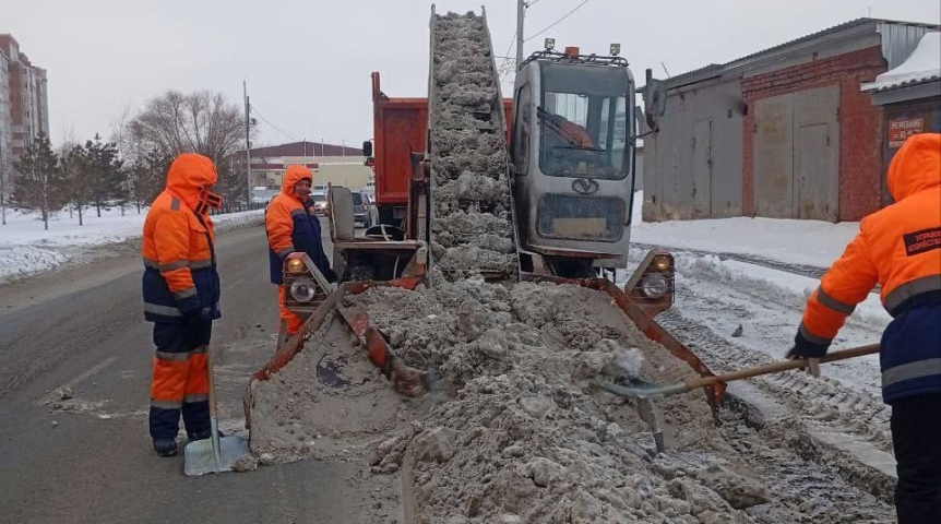 Общество Мэр Омска Шелест: УДХБ пробивает от снега центральные дороги и выходит на второстепенные