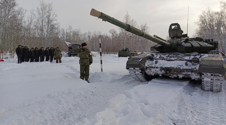 Омские курсанты освоили вождение военных гусеничных машин