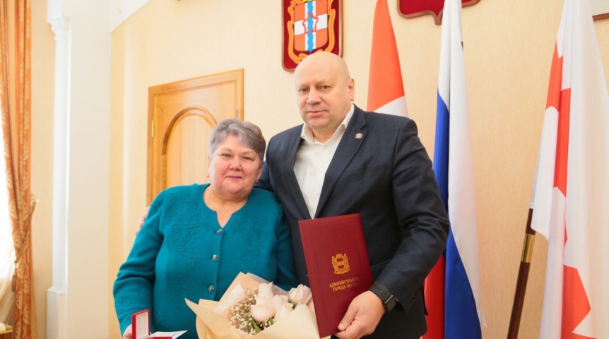 Власть Мэр Омска Шелест передал награды мамам и женам омских десантников