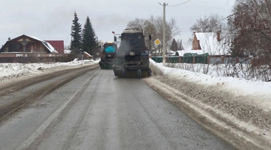 Важное В Омском районе продолжается уборка дорог от снега