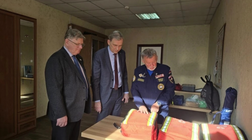 Общество Главы областного и городского парламентов обсудили с омскими студентами-спасателями подготовку к ЧС