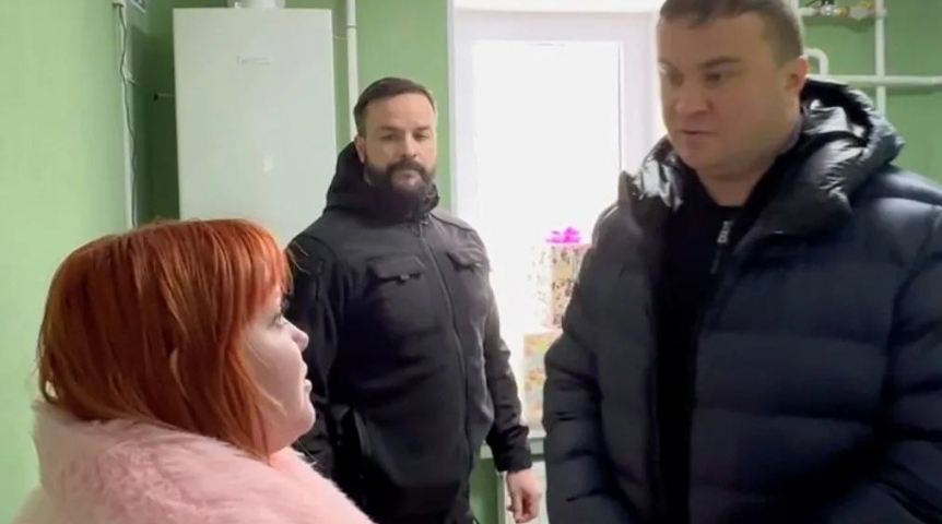 Омский губернатор Хоценко работает с командой в подшефном Стаханове Омский губернатор Хоценко работает с командой в подшефном Стаханове