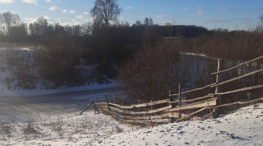 В Омской области берег реки огородили от жителей ради выпаса коров В Омской области берег реки огородили от жителей ради выпаса коров
