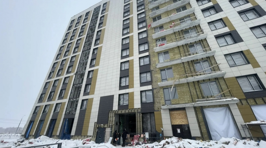 Происшествия в Омске Молодой строитель погиб при падении с крыши омского недостроя