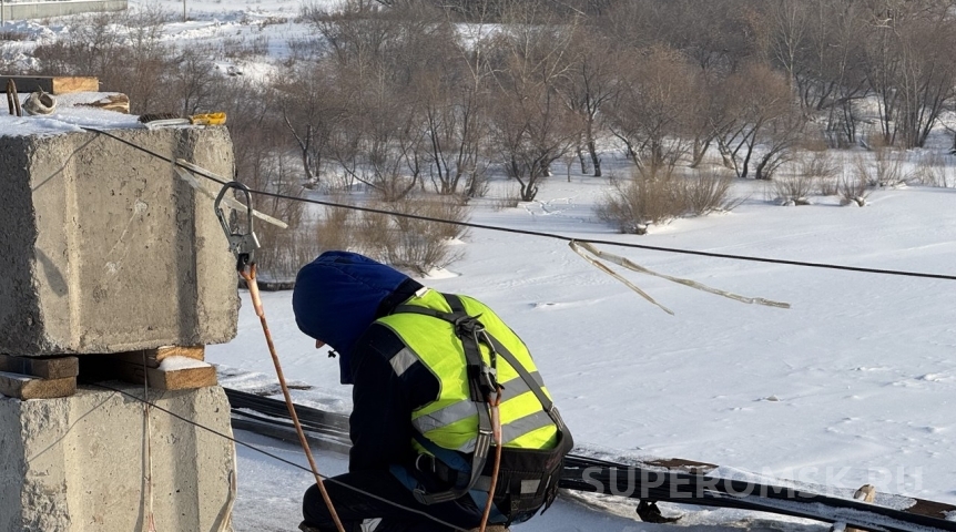 Общество Рабочие на омском мосту у Телецентра подняли тревогу после трех дней задержки зарплаты
