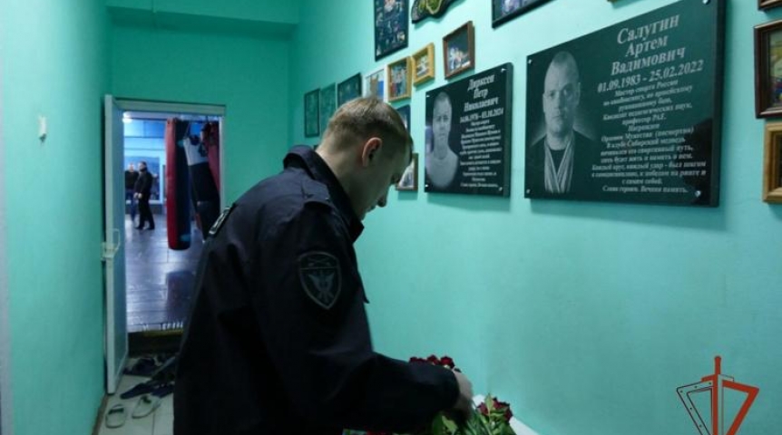 Общество В Омске офицеру СОБР «Каскад» открыли мемориальную доску