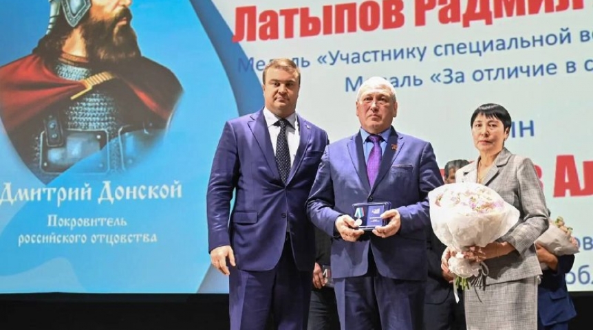 Власть Виталий Хоценко вручил награды «Отец солдата»