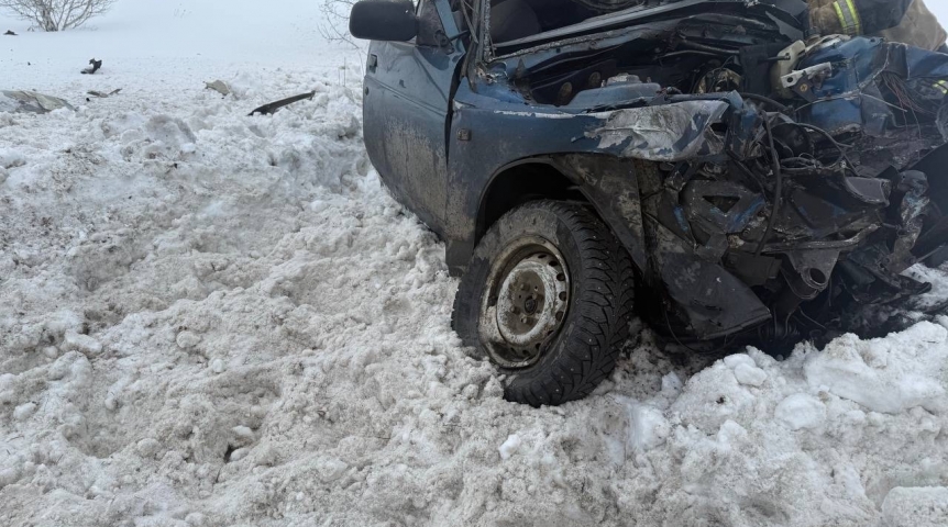 Под Омском в лобовом ДТП с фурой погиб водитель ВАЗа Под Омском в лобовом ДТП с фурой погиб водитель ВАЗа
