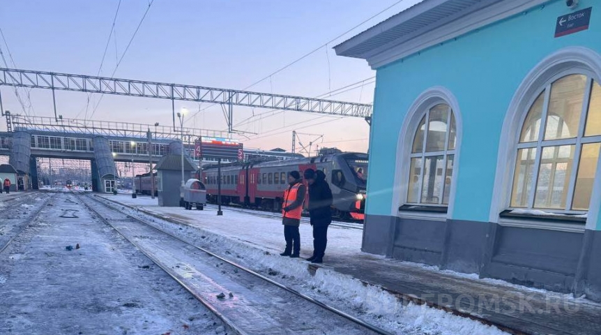 На омском ж/д вокзале мужчина попал под поезд На омском ж/д вокзале мужчина попал под поезд