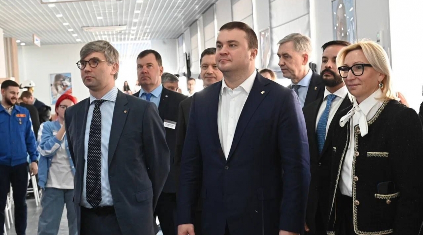 Власть Омский губернатор Хоценко открыл первый в стране кадровый центр «Работа молодежи России»