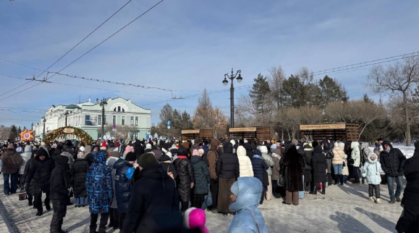Общество Омичи выстроились в нескончаемые очереди за бесплатными блинами
