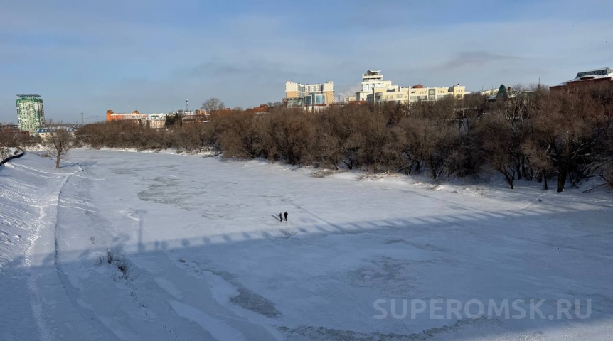Общество В Омске пара вышла на опасную прогулку по центру реки