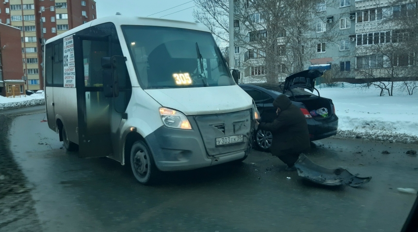 В Омске угодила в ДТП маршрутка Геворгян В Омске угодила в ДТП маршрутка Геворгян