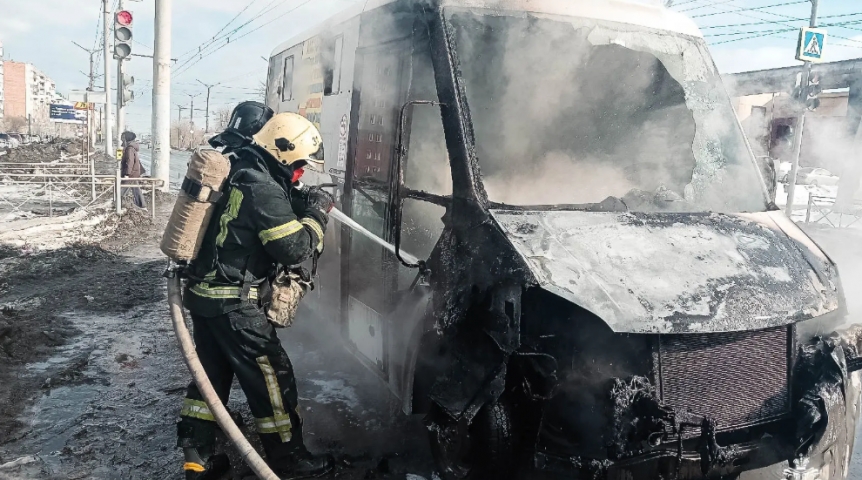 В Омске на ходу загорелась пассажирская маршрутка В Омске на ходу загорелась пассажирская маршрутка
