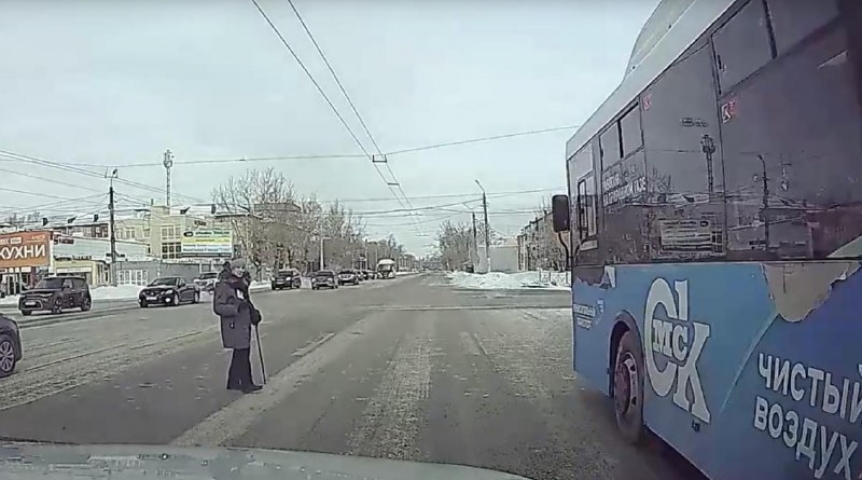В Омске лихач на автобусе едва не снес старушку на переходе В Омске лихач на автобусе едва не снес старушку на переходе