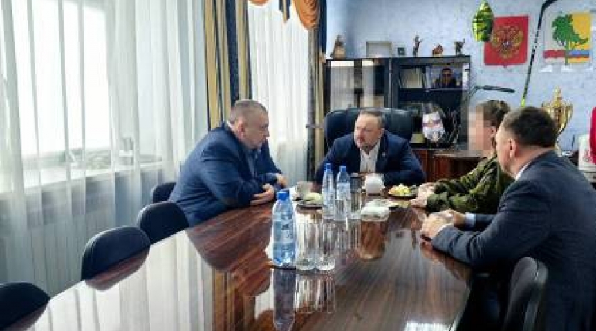 Геннадий Долматов провел встречу с участницей СВО из Омского района Геннадий Долматов провел встречу с участницей СВО из Омского района