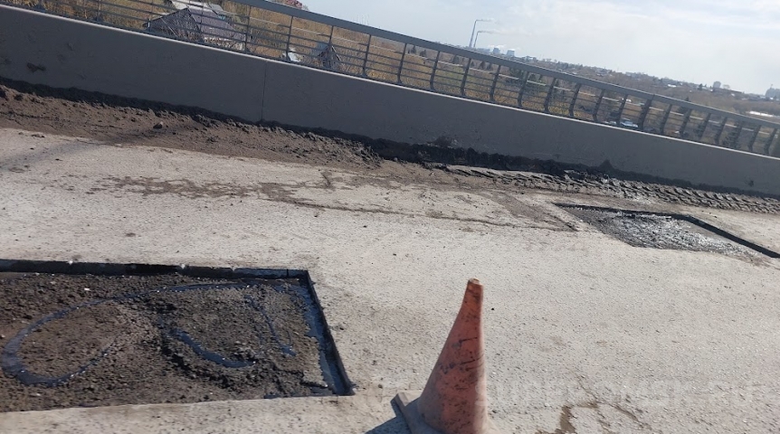 Общество На Октябрьском мосту в Омске начали ремонт дороги