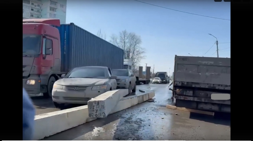 На дороге в Омске потеряли строительные блоки: это привело к ДТП На дороге в Омске потеряли строительные блоки: это привело к ДТП