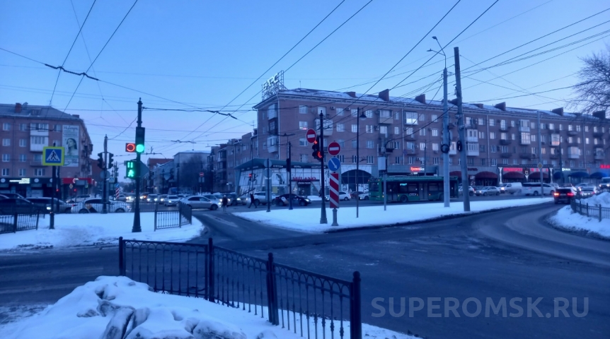 Ленинградский мост в Омске встал в длинную пробку после инцидента с троллейбусом Ленинградский мост в Омске встал в длинную пробку после инцидента с троллейбусом