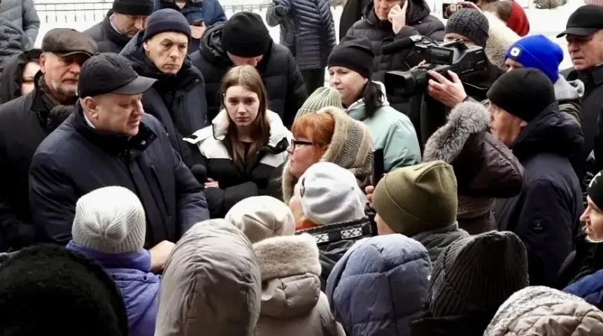 Мэр Омска Шелест встретился с жителями аварийного дома на Королева Мэр Омска Шелест встретился с жителями аварийного дома на Королева