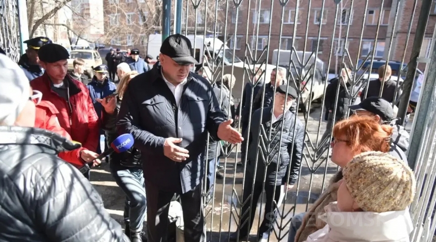 Мэр Омска Сергей Шелест снова встретился с жителями дома на Королева Мэр Омска Сергей Шелест снова встретился с жителями дома на Королева