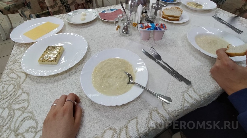 Омской школе объявили предостережение из-за содержимого столовой