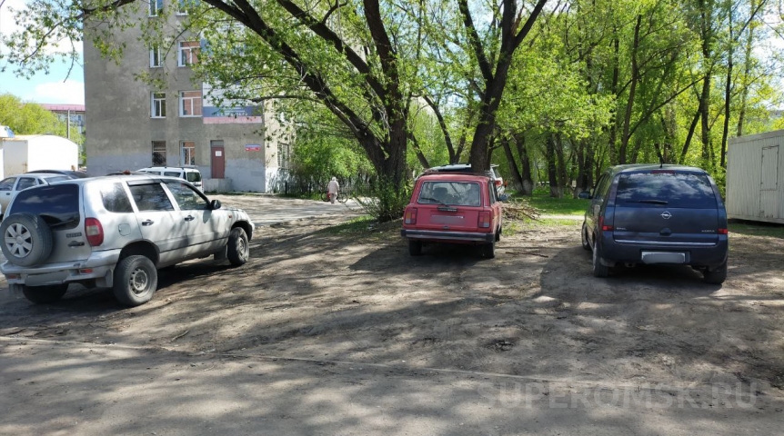 В Омске штрафовать за парковку на газонах будут чаще и дольше В Омске штрафовать за парковку на газонах будут чаще и дольше