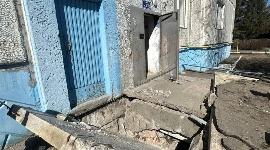 В поселке под Омском рухнул козырек подъезда