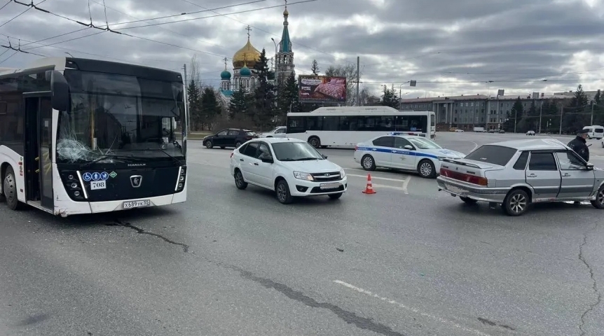 Происшествия в Омске Появились подробности ДТП с автобусом в центре Омска