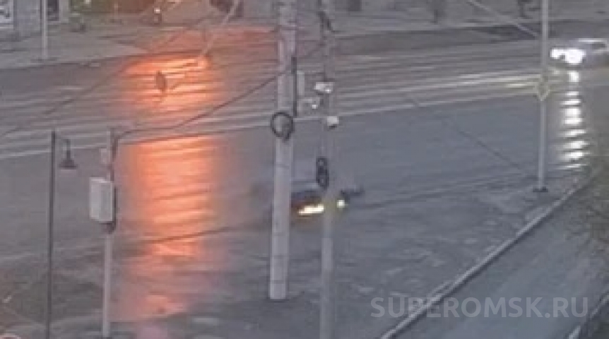 У Ленинградского моста в Омске опрокинулся автомобиль: видео У Ленинградского моста в Омске опрокинулся автомобиль: видео