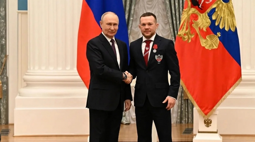 Власть Владимир Путин наградил омского бойца Петра Яна