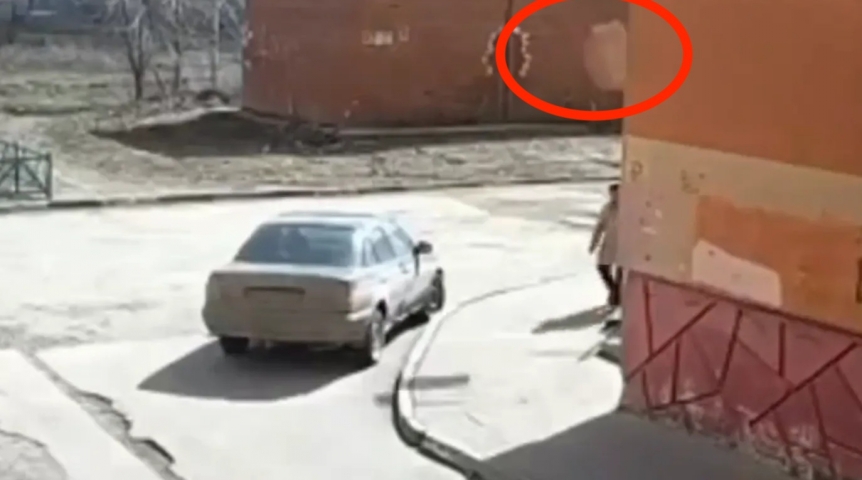 В Омске бабушку чуть не убило выброшенной сверху тумбочкой В Омске бабушку чуть не убило выброшенной сверху тумбочкой