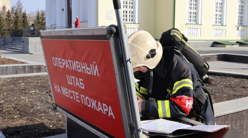 Под Омском полыхают дома у поля Под Омском полыхают дома у поля