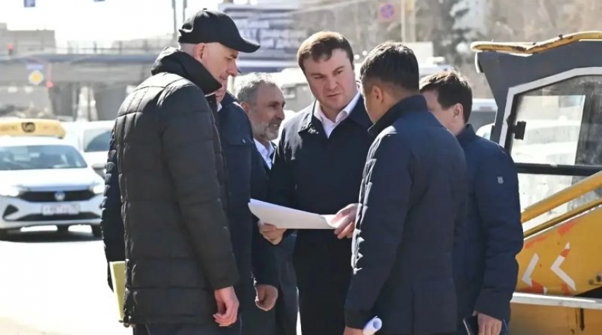 Виталий Хоценко проверил ход ремонта дорог и благоустройства набережной в Омске Виталий Хоценко проверил ход ремонта дорог и благоустройства набережной в Омске