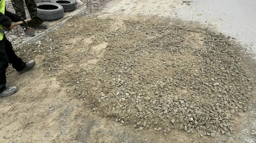 В центре Омска засыпали провал на дороге В центре Омска засыпали провал на дороге