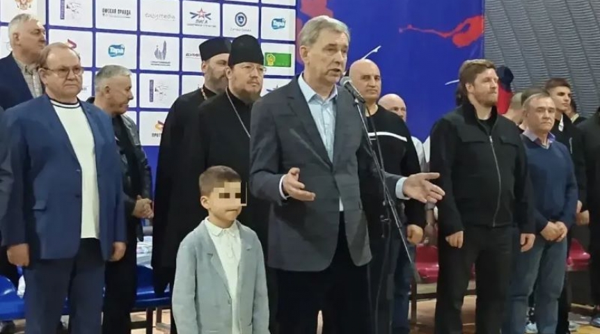 Общество Спикер омского Заксобрания Артемов показался на публике с внуком