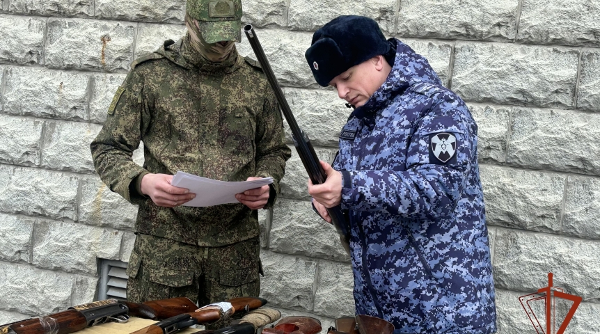 Общество Омичи сдают свои ружья на СВО