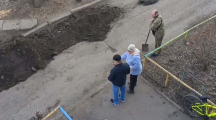 Общество Под Омском управляющая компания засыпала ямы землей