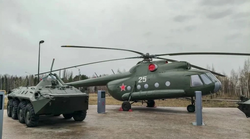 Общество Омский парк «Патриот» дополнили вертолетом и грузовиком с СВО