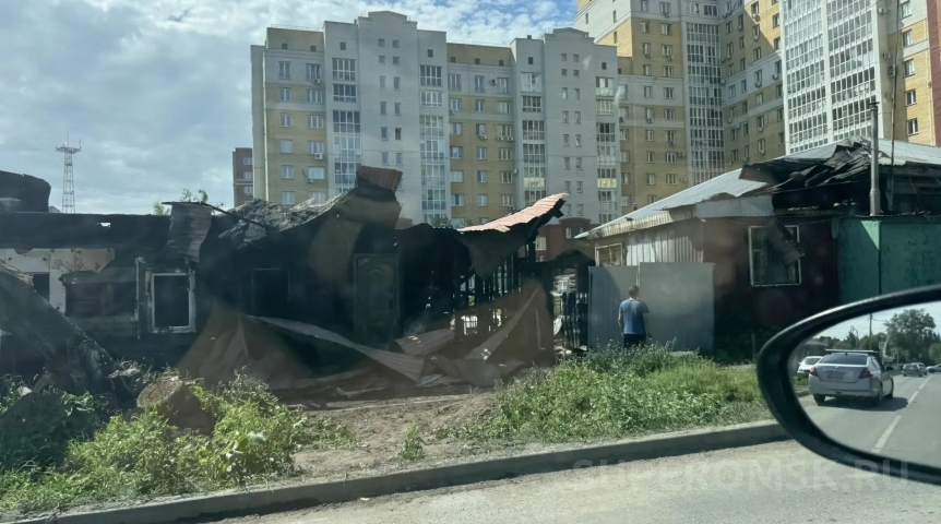 Происшествия в Омске В плотном частном секторе Омска огонь уничтожил дом и перекинулся на соседние