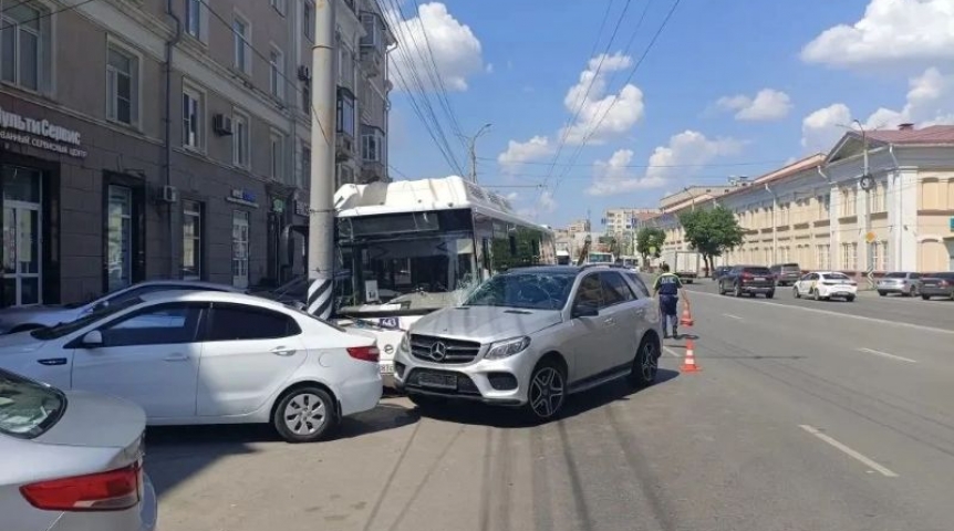 Происшествия в Омске Автобус с пассажирами влетел в столб в Омске