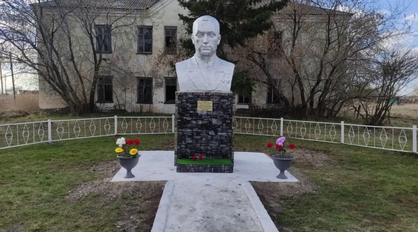 Омские школьники своими силами отреставрировали памятник полководцу