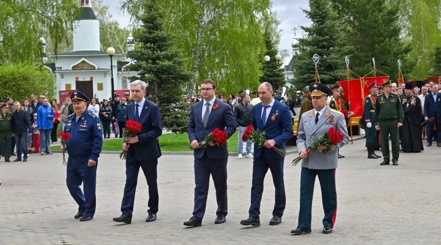 Омский губернатор Хоценко принял участие в акции «В лесу прифронтовом» Омский губернатор Хоценко принял участие в акции «В лесу прифронтовом»