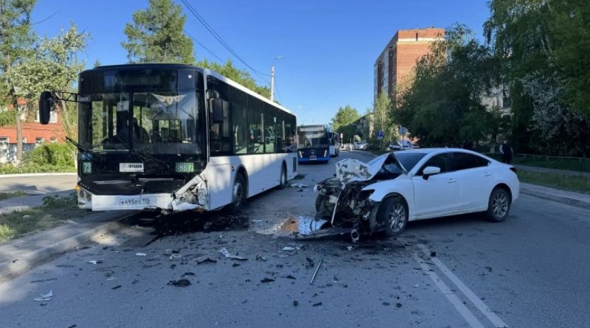 Происшествия в Омске Автобус с пассажирами попал в аварию в Омске