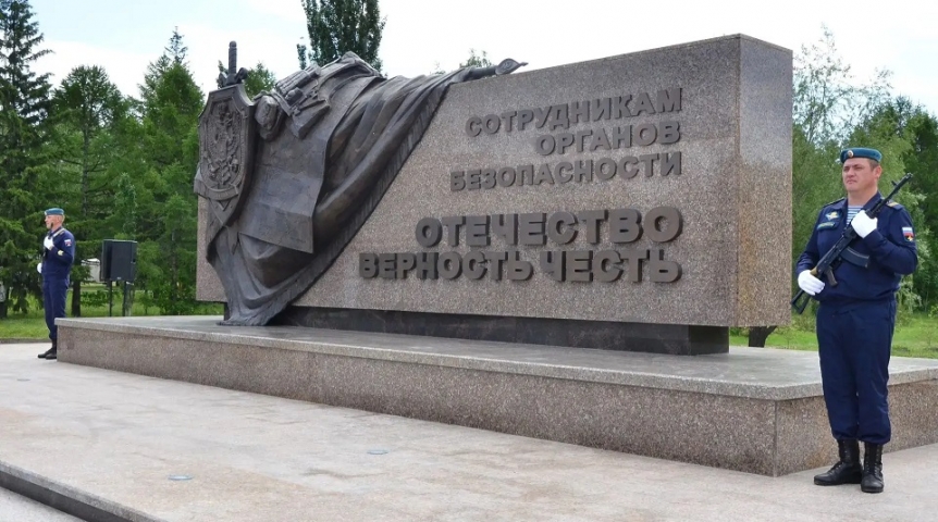 Общество В омском парке Победы появился памятник сотрудникам органов безопасности