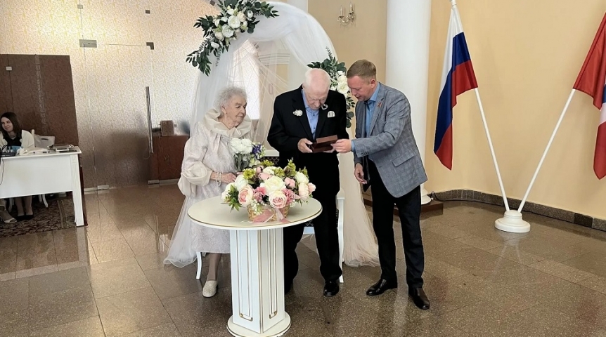 Омской паре с 60-летним «стажем» вручили медаль Омской паре с 60-летним «стажем» вручили медаль