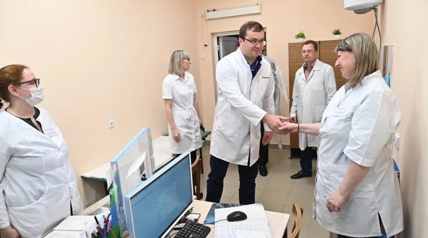 Власть Омский губернатор Хоценко оценил качество ремонта поликлиники в Павлоградке